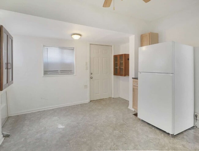 Photo - Section 8 approved! - 3 Bed Lower Level Duplex Available Now Unidad 1