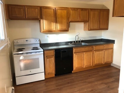 Building Photo - Large Two Bedroom Townhome Unit H-05