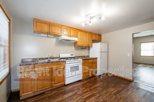 Photo - 863 Clark St N