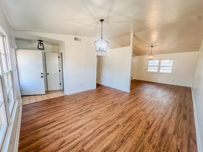 Photo - 5011 52nd St