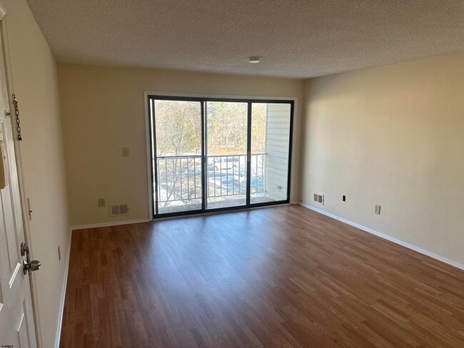 203 Colonial Ct Unit 203