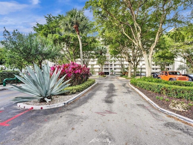 Building Photo - 605 Oaks Dr Unit 309 Rental