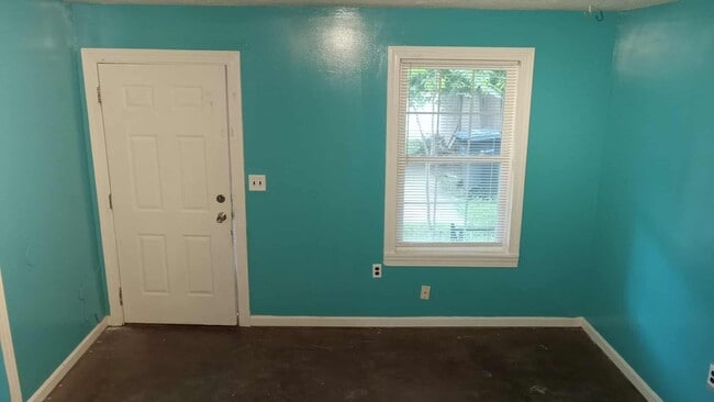 Building Photo - 555 N Limestone Rental