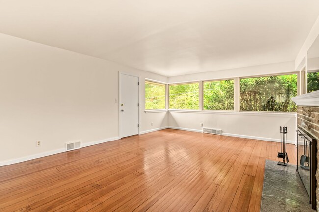Photo - 2 Bedroom 2 Bathroom + Den Magnolia House!