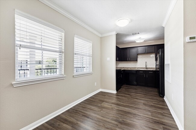 Photo - 427 W 16th St
