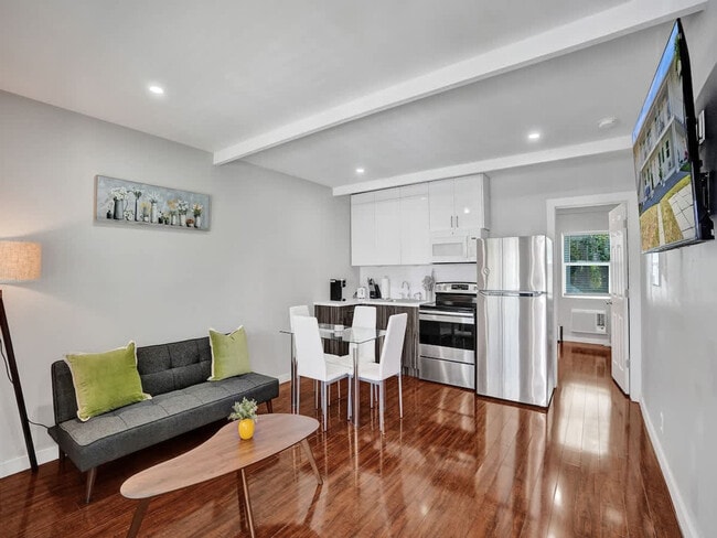 Building Photo - 906 N Riverside Dr Unit SI ID1503946P