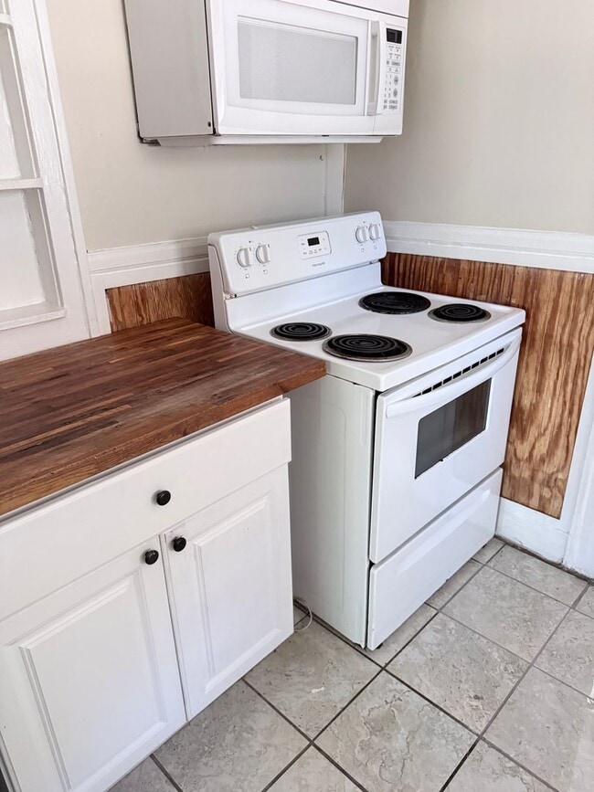 Photo - 3 Bed 1 Bath For Rent