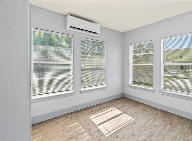 Photo - 305 Roberts St Unit 9