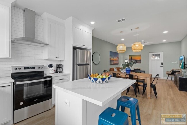 Building Photo - 111 W Sunny Isle Dr Unit 301