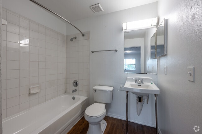 2BR, 2BA - 1,028SF - Primary Bathroom