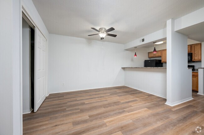 2BR, 1BA - 856SF - Dining Room - Teal Run Apartments