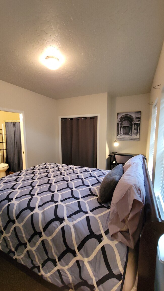 Downstairs bedroom - 2127 S Leadville Ave Unit #3 Downstairs Bedroom