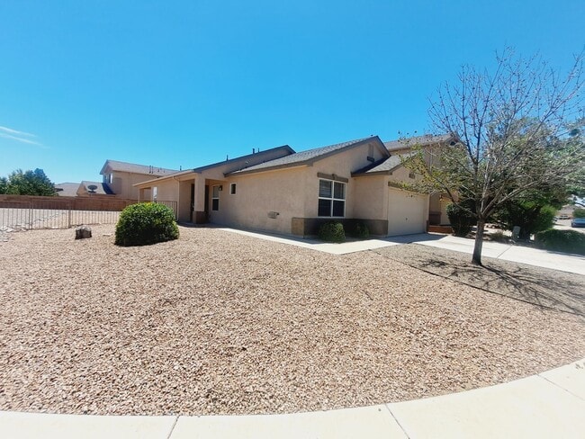 Building Photo - 3 bed 2 bath home in Huning Ranch!