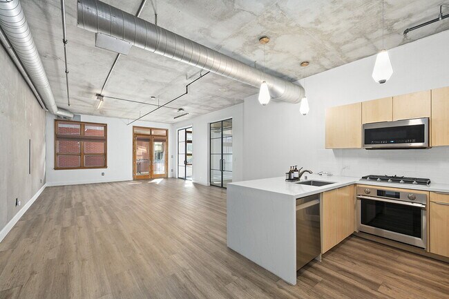 $3,695 - 1 Bed + Den / 1.5 Bath Condo at Parkloft Residence in Downtown San Diego