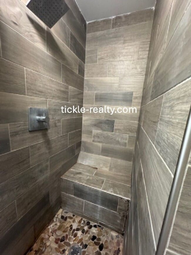 Photo - 4 Bedroom Park Ave House - 2 Full Baths, D...
