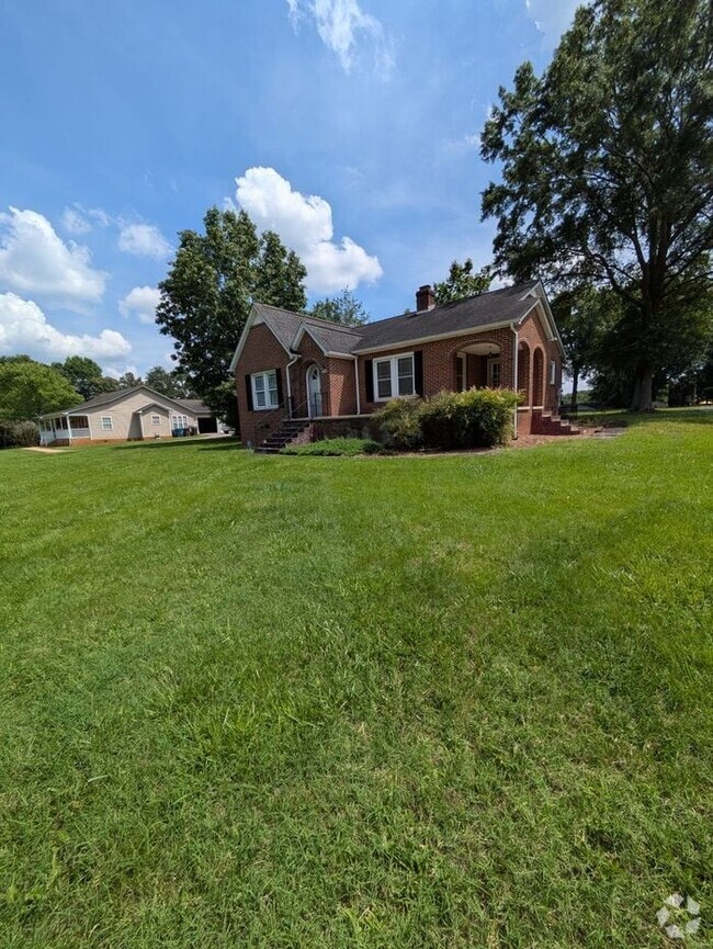 Building Photo - 3BD/1BA Unit with Basement in Hickory Rental