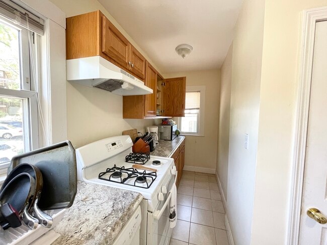 Building Photo - 31 High St Unit 2F