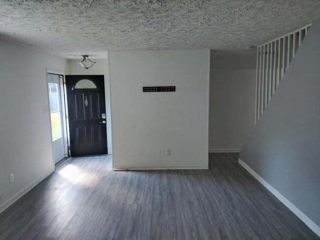 Photo - 300 Oakway Ct