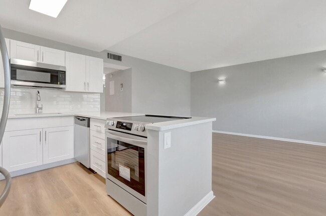 Photo - 296 Fanshaw H