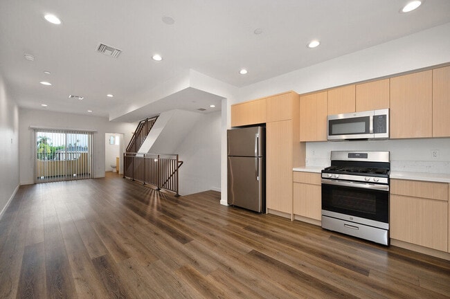 Building Photo - Presidio Townhomes