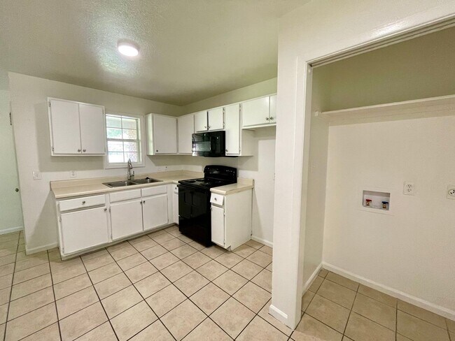 Photo - 3 Bedroom / 1 Bath in Apartment in Truman Available Now!