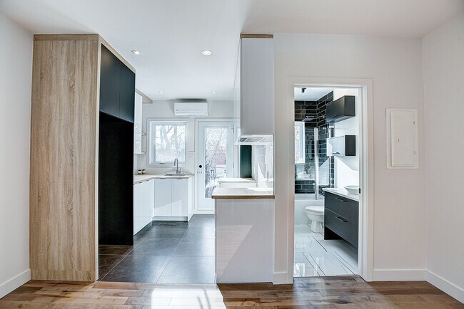 Building Photo - 10574 Av Christophe-Colomb Unit 3.5 available now