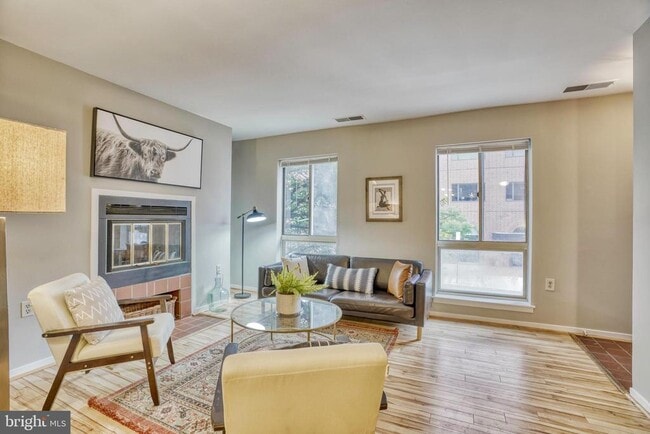 Building Photo - 536 S Charles St Unit R77