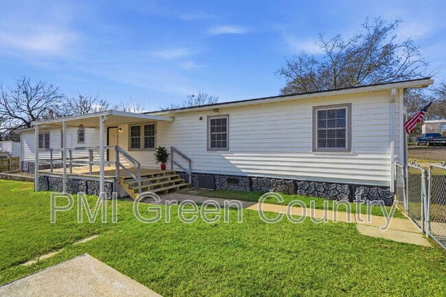 Photo - 834 W 138th St S