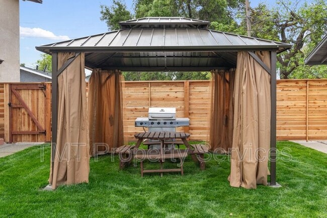 Photo - 1647 E 6th St