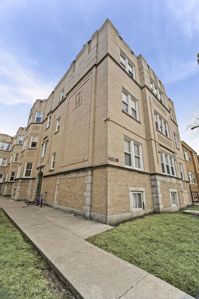Building Photo - 6319 N Sacramento Ave Unit 3E