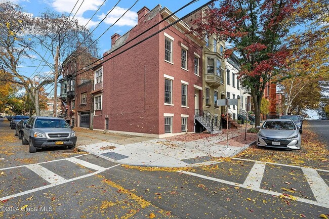 Building Photo - 41 Dove St