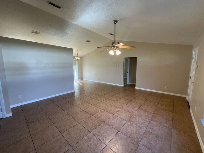 Photo - *** NOT AVAILABLE TO SHOW BEFORE MAY 15TH *** Great Location - SE Ocala Home 3/2/2 **Won't Last***