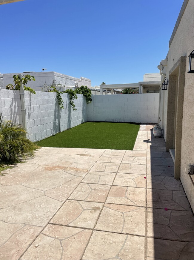 Photo - 1014 E Michelle Dr