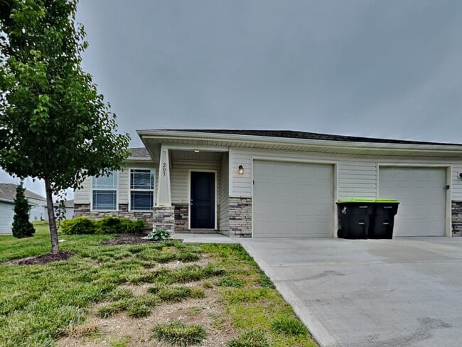 Building Photo - 3 BR/2BA Newly Renovated Single Family Home | 2-Car Covered Parking |In Blue Springs!