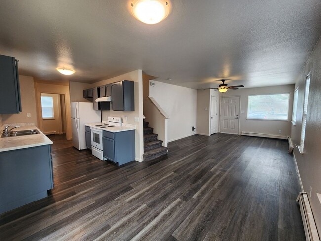 Photo - 4 Bed, 2 1/2 Bath in Fruitvale