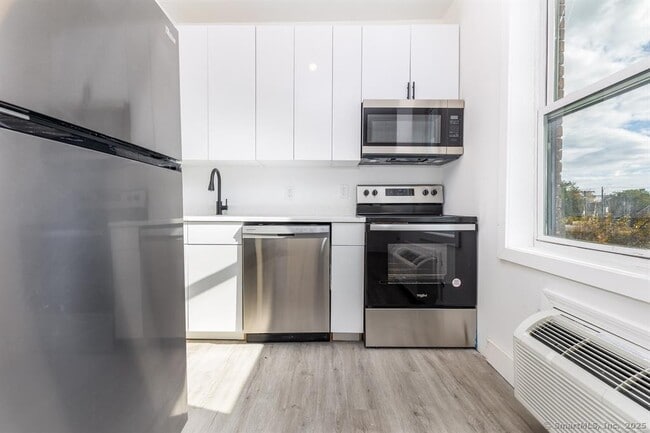 Building Photo - 1252 Main St Unit 304 Rental