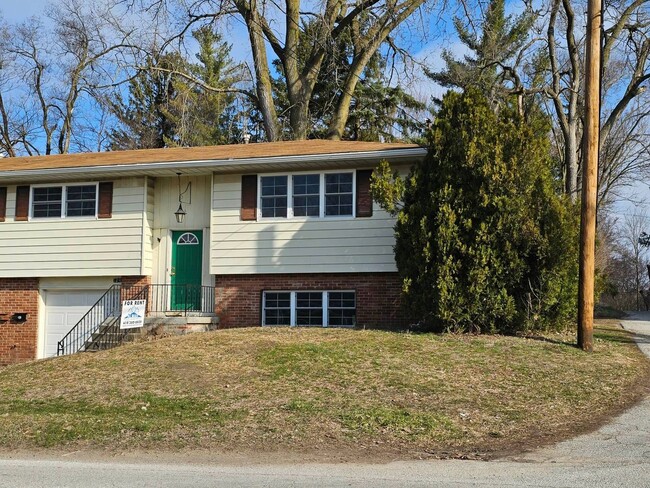 Building Photo - Sandridge Road Duplex Unit 122 Sandridge