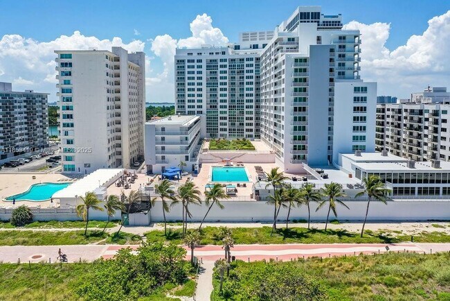 Building Photo - 5401 Collins Ave Unit 829 Rental