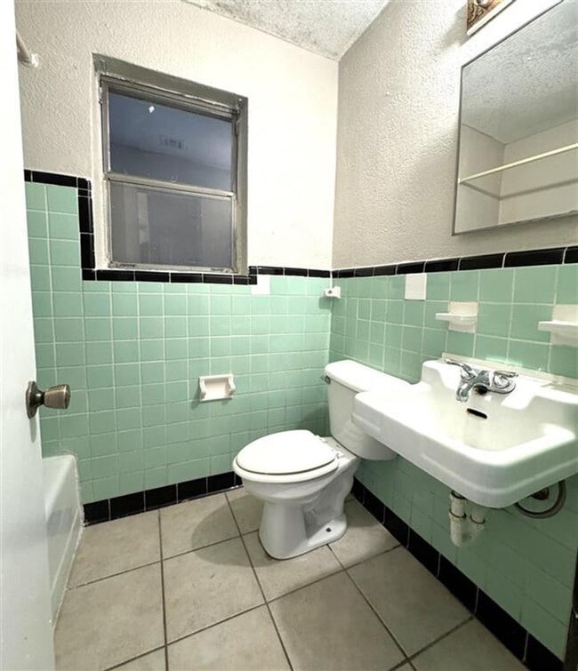 Photo - 17 NW 25th St