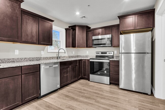 Photo - Beautiful 3 bedroom, 2.5 bath townhouse available!