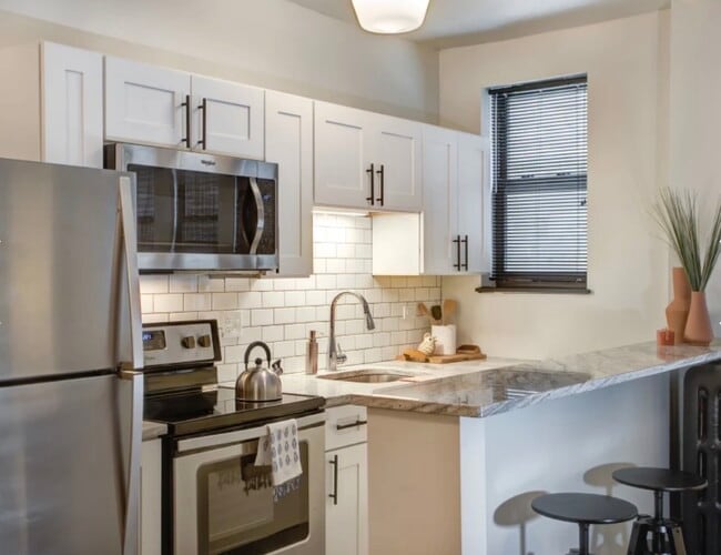 Building Photo - 6805 N Sheridan Rd Unit 312