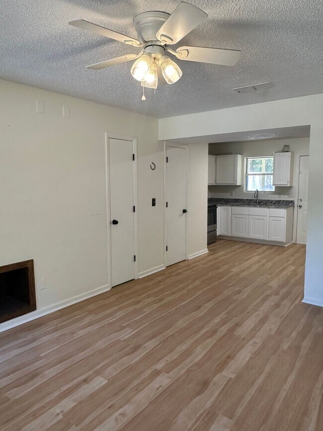 Charming 2 Bedroom, 1.5 Bathroom Home in S... House Rental in