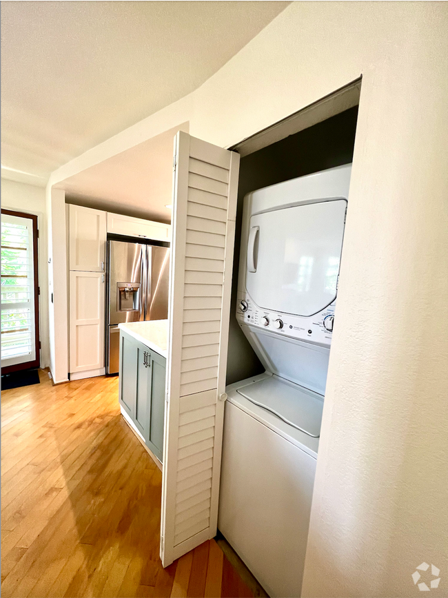 Building Photo - Top-Floor Old Town Gem with Stunning Views... Rental