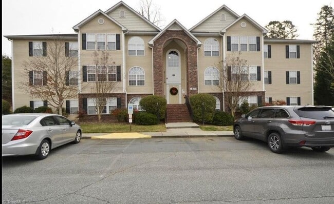 Building Photo - Nice condo, top floor, convenient to hospi...