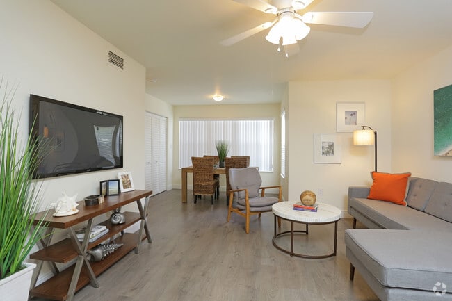 2 habitaciones, 2 baños, 1110 pies cuadrados, sala de estar - Innovo Living In Sunrise