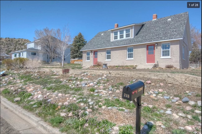 Photo - 715 Hillside St