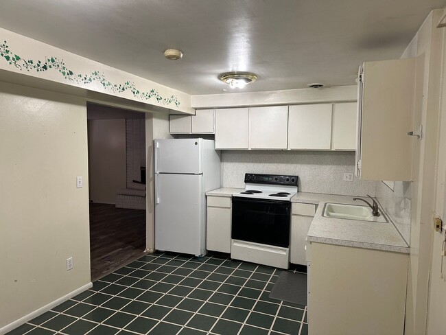 Spacious 3 Bed Duplex - Spacious 3 Bed Duplex House
