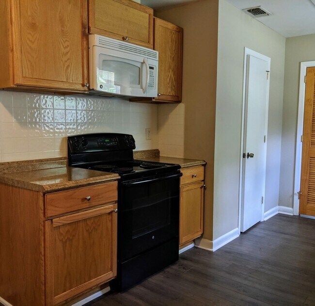 Photo - 806 Essex Dr