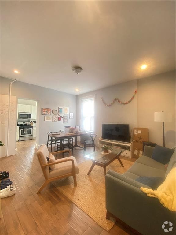 Building Photo - 346 Union Ave Unit 1 Rental