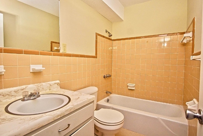 Photo - 240 Harmon Ave Unidad 211